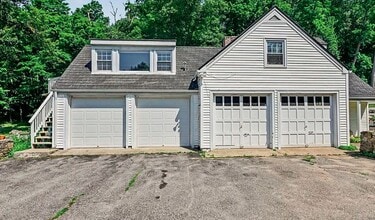 Building Photo - 723 Riverbank Rd