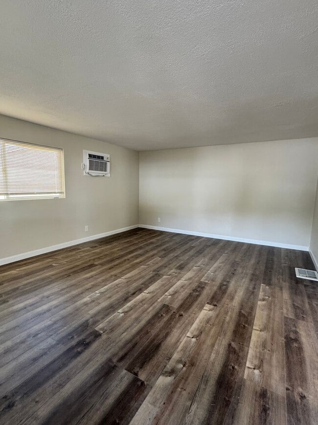 Building Photo - Selah remodeled 1 br, 1 ba home with washe...