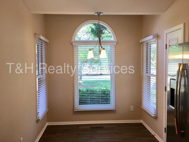 Building Photo - 7879 Chesapeake Dr E