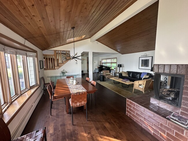 Building Photo - Lake Minnetonka Lakeshore!!