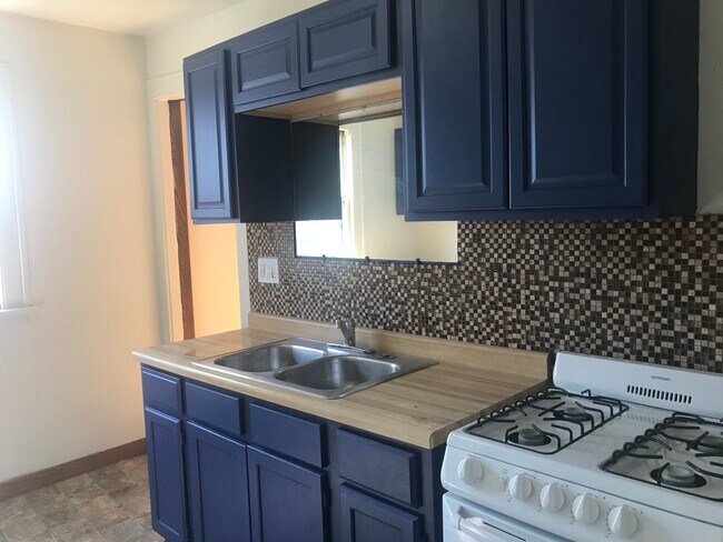 Estufa de gas y azulejos nuevos. - 2917 S 31st Ave