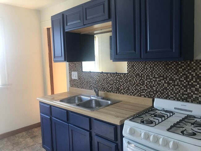 Gas stove, and fresh tile - 2917 S 31st Ave