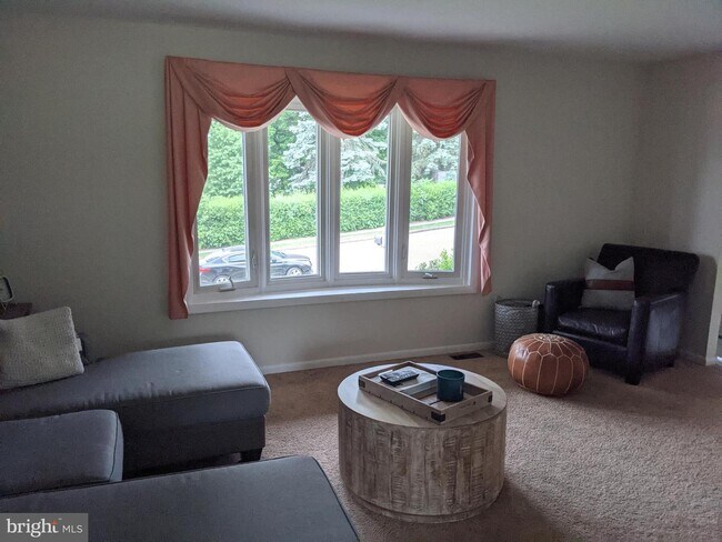 Foto del edificio - 14 Westwood Cir