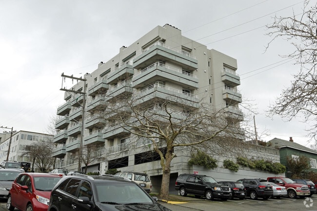 Building Photo - West Republican Place
