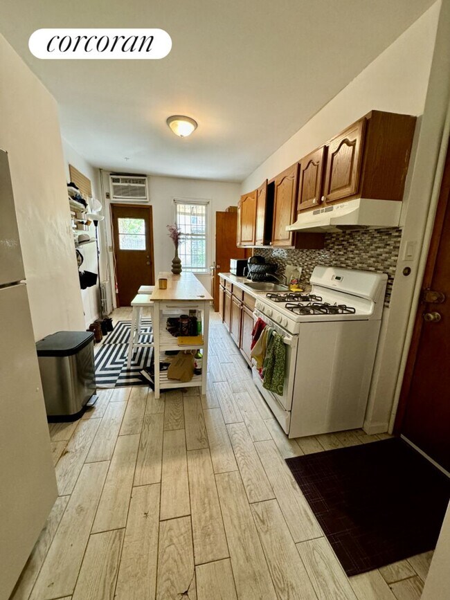 Building Photo - 102 Powers St