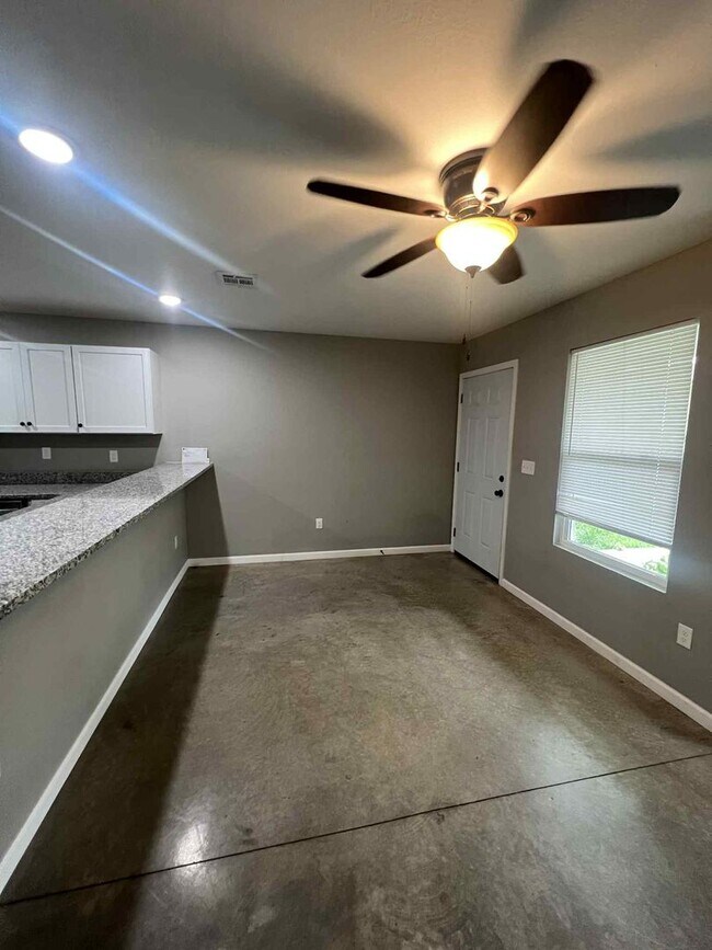 Building Photo - 206-208 N Wall Duplex