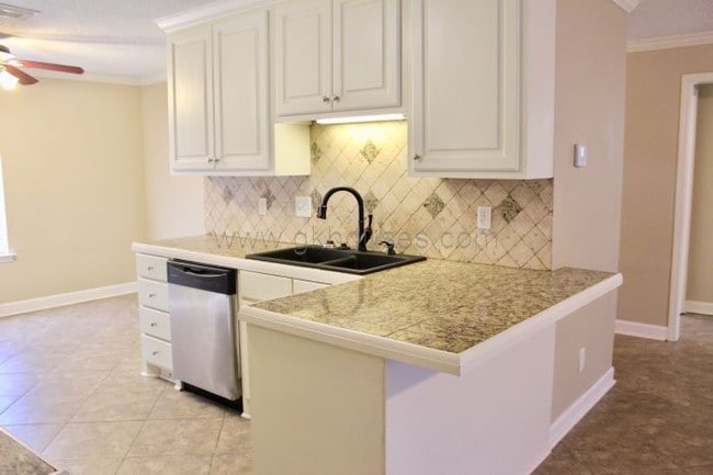 Building Photo - 3 bed / 2 bath home