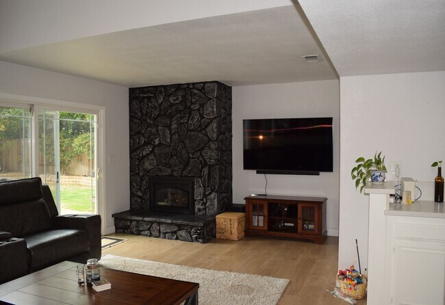 Building Photo - 1717 Oakview Dr