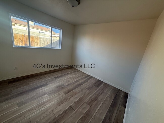 Building Photo - 3302 E Edgecliff Dr
