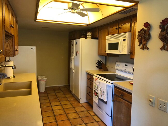 Building Photo - Lovely home with all the comforts of home. Short or Long term furnished term furnished or unfurni...