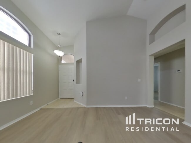 Building Photo - 1335 W Wahalla Ln