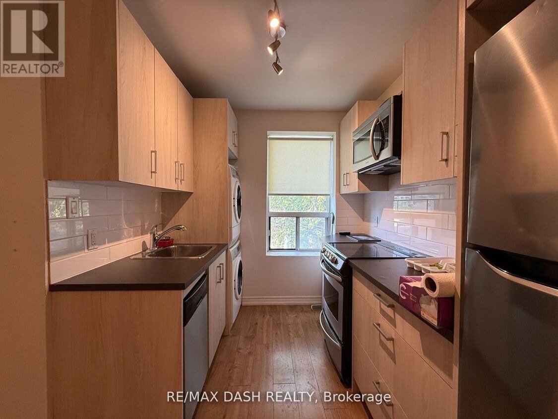 Primary Photo - 2471 Dundas St W