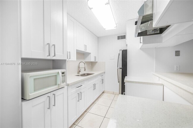 Foto del edificio - 7100 Fairway Dr