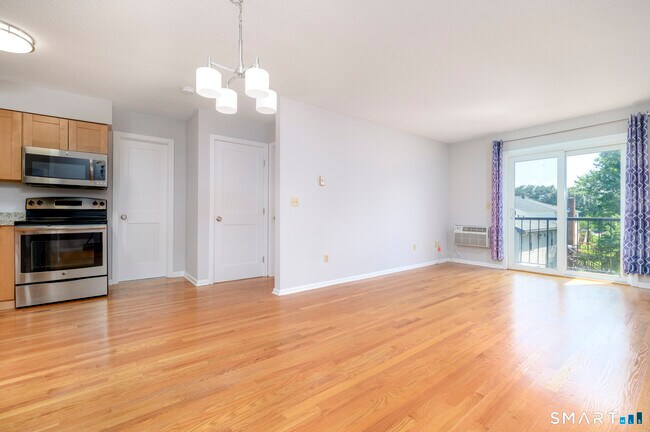 Foto del edificio - 155 Short Beach Rd