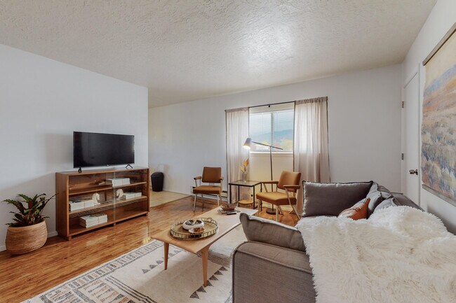 Building Photo - 9021 Candelaria Rd NE