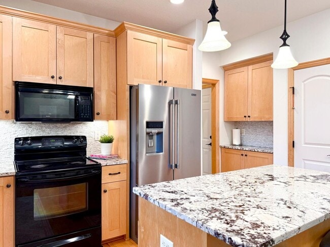 Foto del edificio - Rare Stonehedge 5-Bedroom Two-Story Home!
