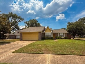 Building Photo - 530 Belwin Dr
