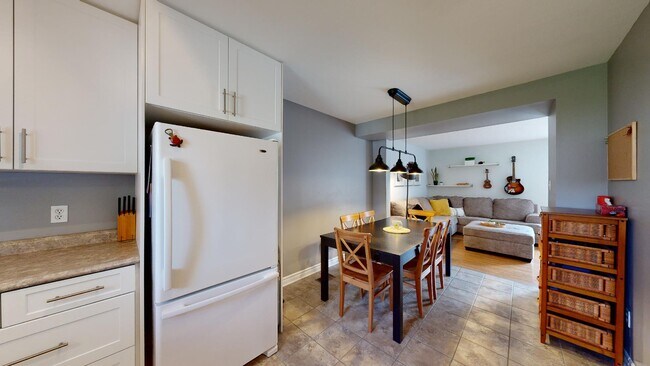 Building Photo - MODERN THREE BEDROOM TOWNHOME SOUTHEAST LO...