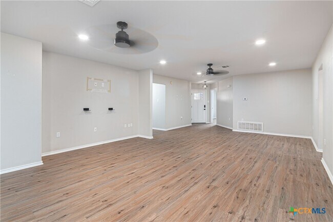 Foto del edificio - 121 Castlewood Dr