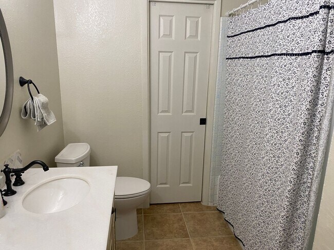 Foto del edificio - 3 bedroom home with large living room on a large corner lot with lots of room for play.