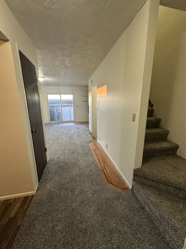 Foto del edificio - $500 OFF OF FIRST MONTHS RENT!!! - Spacious, three level, 4 Bed 2.5 bath Townhome in Ammon right ...