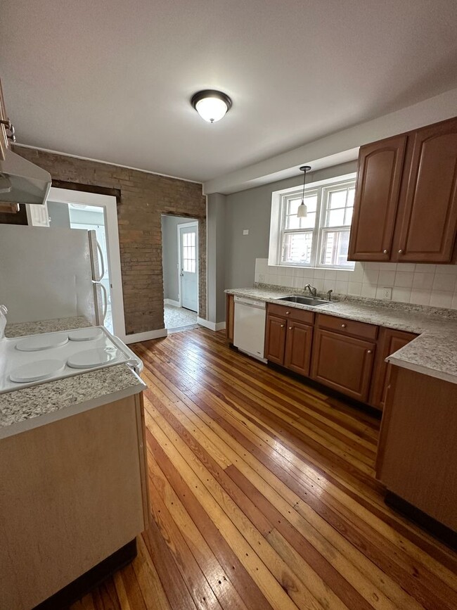 Building Photo - Recently renovated townhome in the heart o...