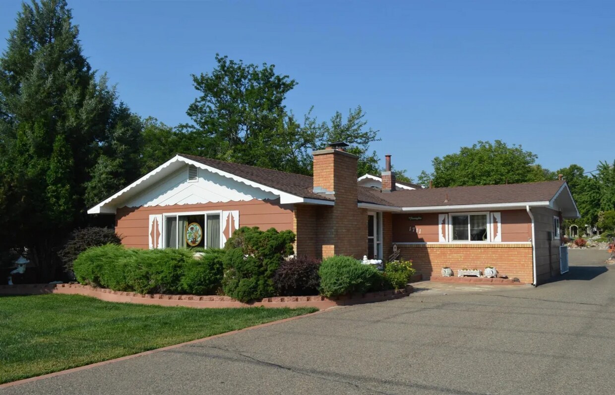 Foto principal - Spacious Cottage on 1/2 Acre Lot