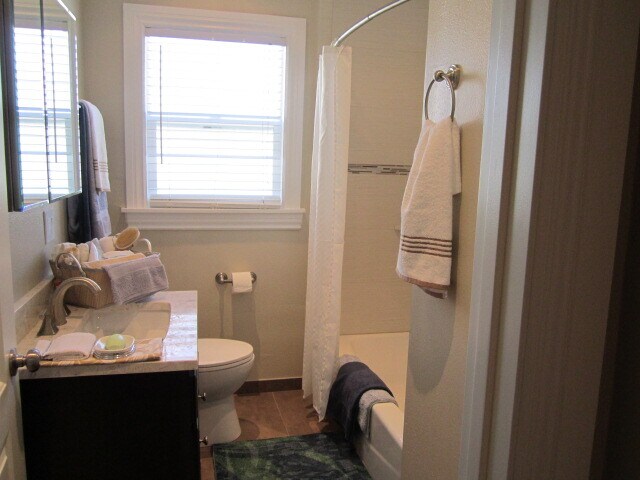 bathroom - 5349 S Rimpau Blvd