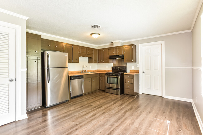 Building Photo - Charming 3 Bedroom Home