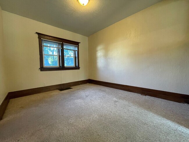 Building Photo - 3 bed, 1 bath townhouse for rent in Waterloo