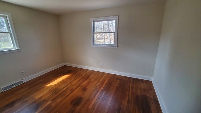 Building Photo - 3 Bedroom 1 Bathroom House