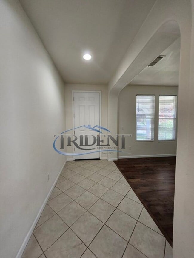 Building Photo - 1038 Zanes Dr