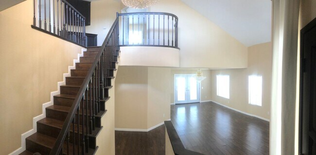 Foto del edificio - Beautiful 4 bedroom - 3 bathroom home in Corona