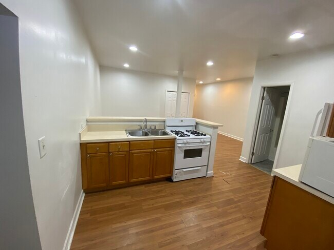 Building Photo - 6 National St