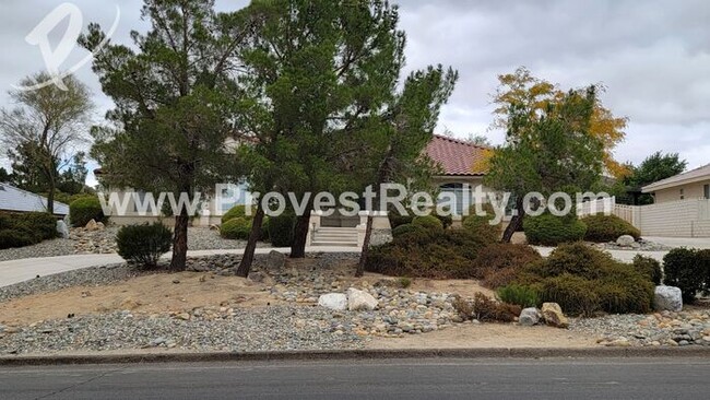 Building Photo - Apple Valley Pool Home With a View!!