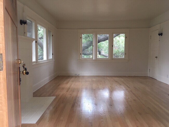 Foto del edificio - 2105 Loma Vista Pl