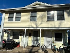Building Photo - 1802 Pine Terrace