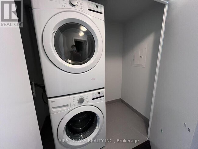Building Photo - 4130-4130 Parkside Village Dr