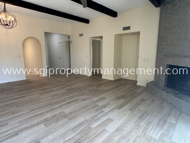 Building Photo - Central Scottsdale home on golf course lot