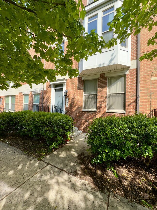 Foto del edificio - Modern 3-Bedroom Townhome with Stylish Fea...