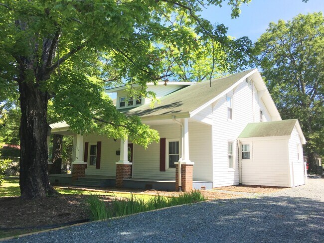 Foto del edificio - Stunning, renovated 7br home in the heart of Carrboro! Walk to downtown w/ ease, walk or bike to ...