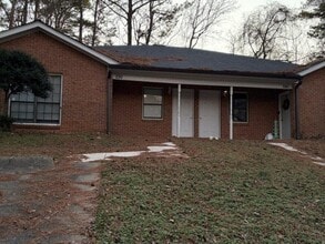 Building Photo - 1136 Summer Brook Rd