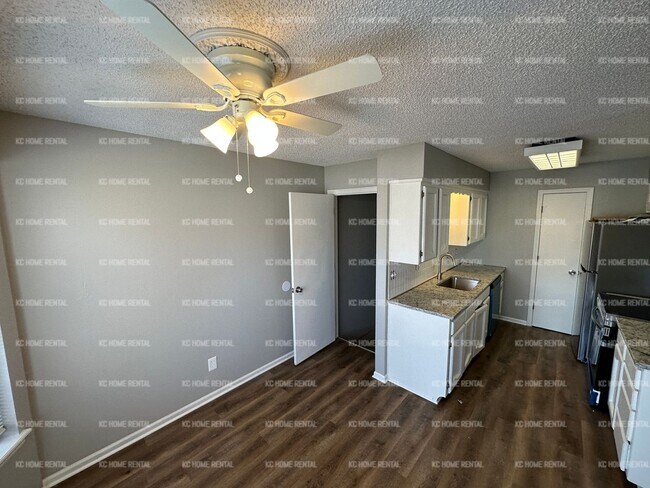 Building Photo - Nice 3 bed 2 bath Townhouse in Blue Springs!