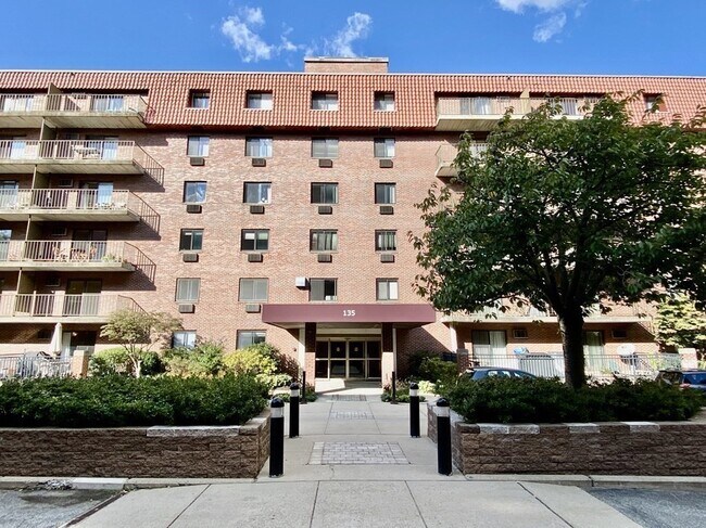 Building Photo - 135 Pleasant St