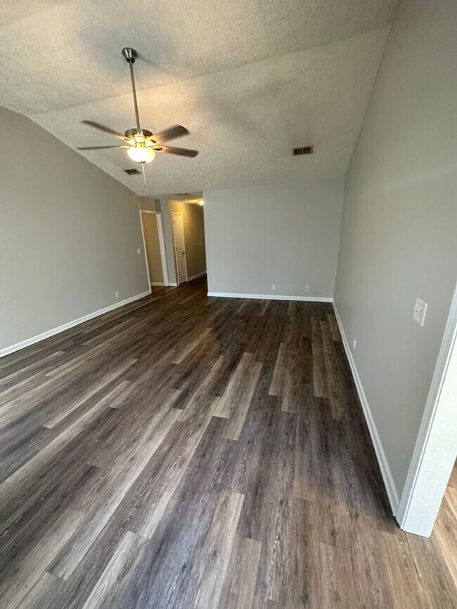 Building Photo - Charming 3 BR, 2 BA, 2 Car Garage Near MTSU