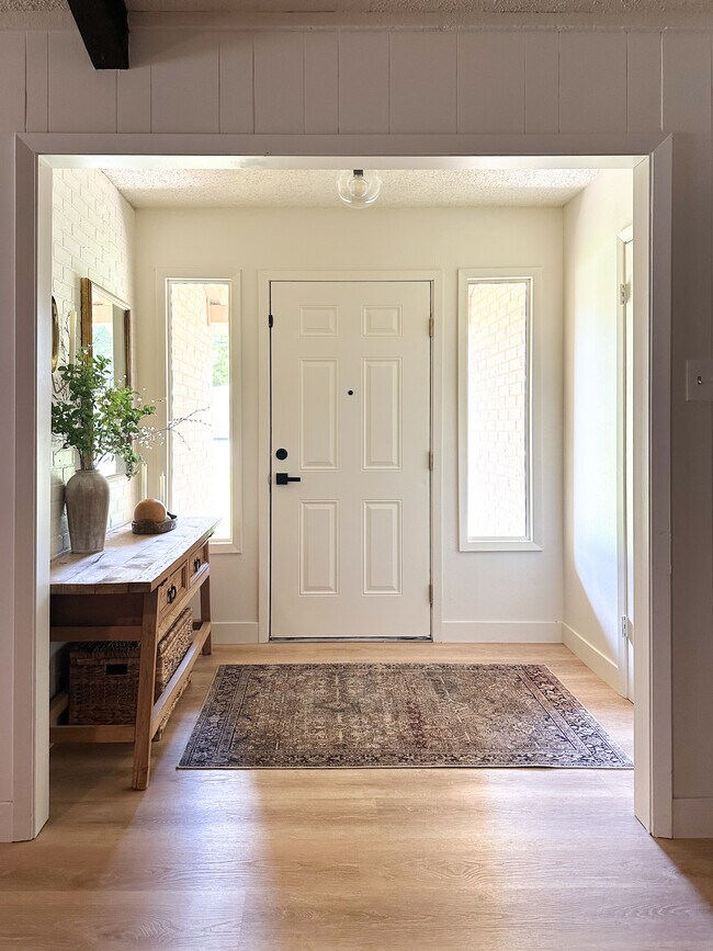 Building Photo - 635 Green Oak Dr