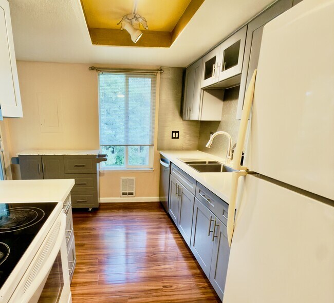 Foto del edificio - 4717 W Lake Sammamish Pky SE