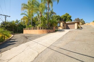 Building Photo - 3304 Calavo Dr