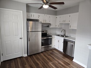 Building Photo - 931 SW Kingscross Rd