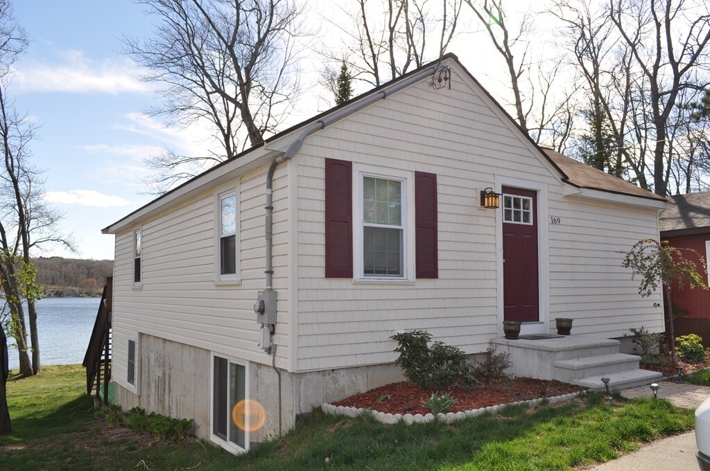 Primary Photo - 169 Lakeshore Dr